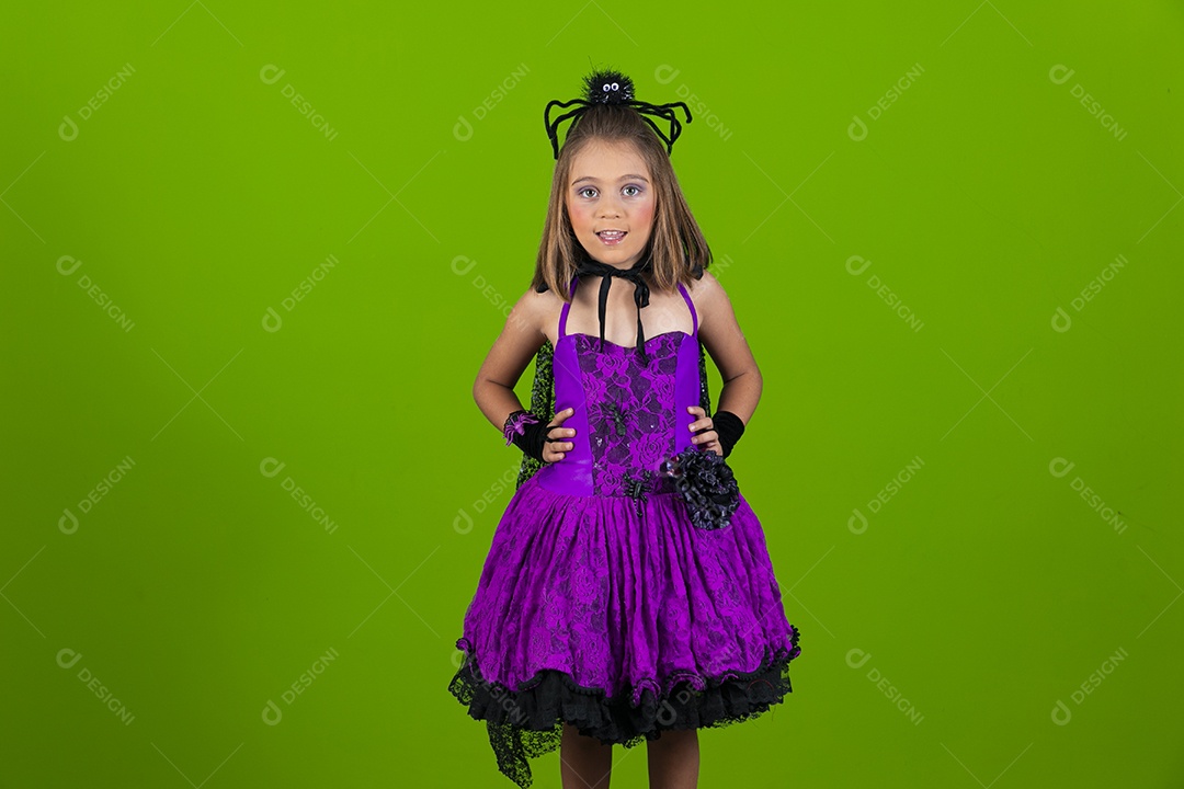 Menina fofa fantasiada de aranha para o halloween