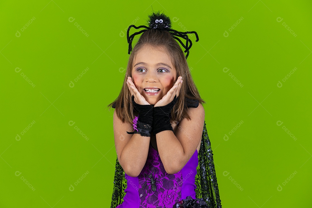 Garotinha meiga fantasiada para o halloween com aranha na cabeça