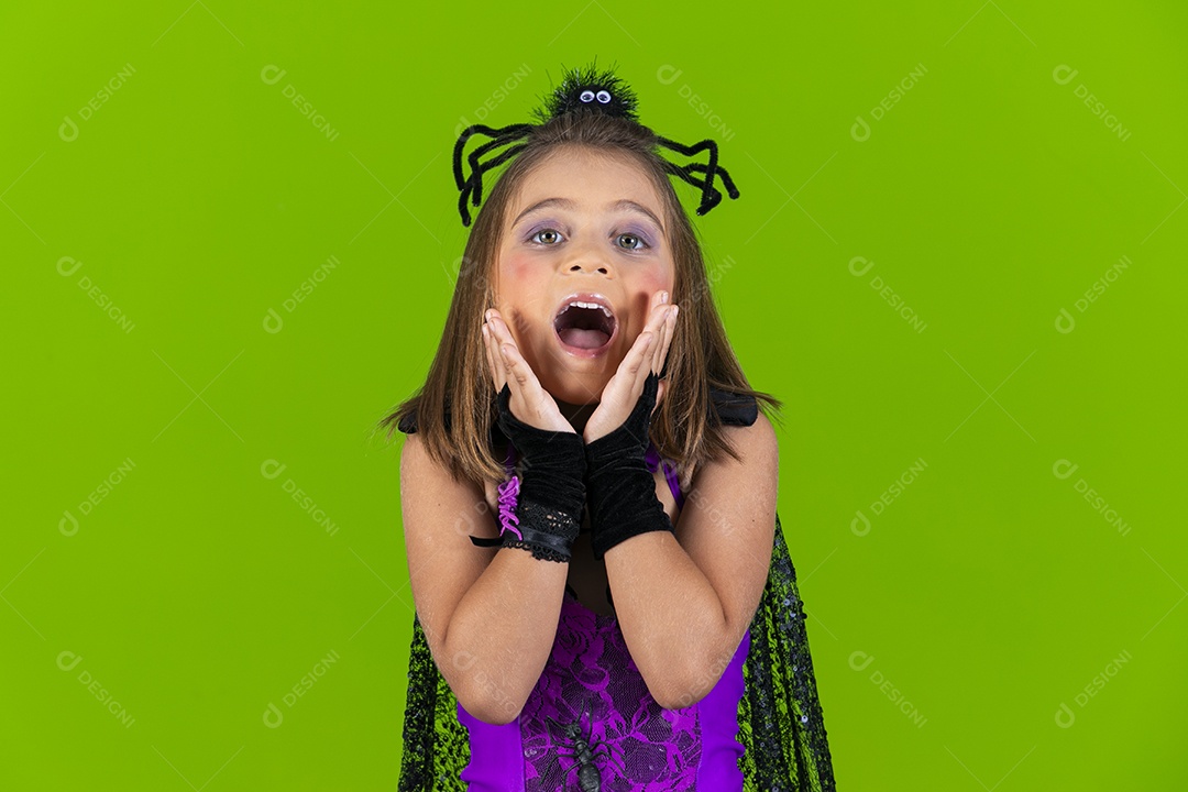 Menina fofa fantasiada com aranha na cabeça para o halloween