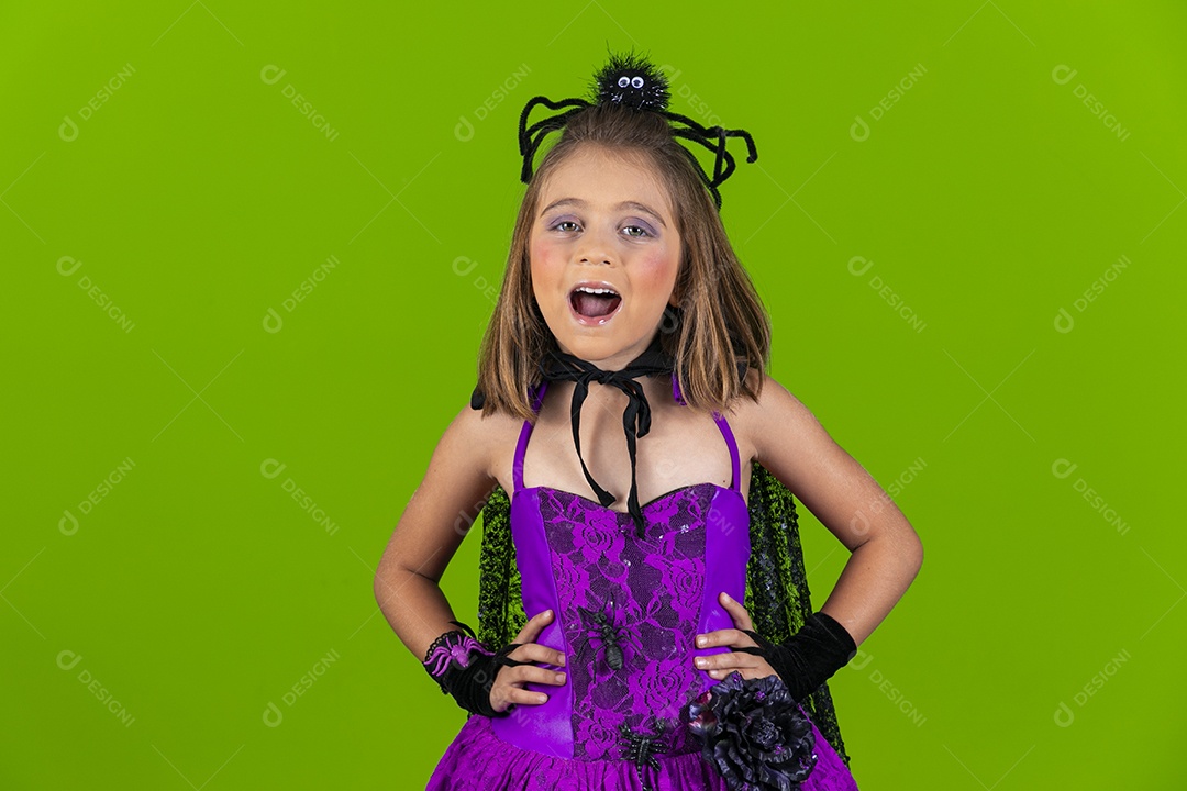 Menina fofa fantasiada de aranha para o halloween