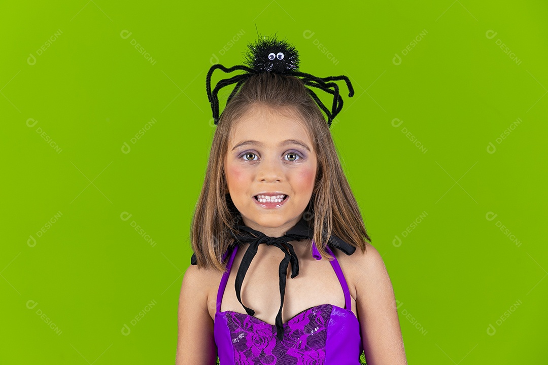 Linda menina fofa sorrindo com fantasia de aranha do halloween