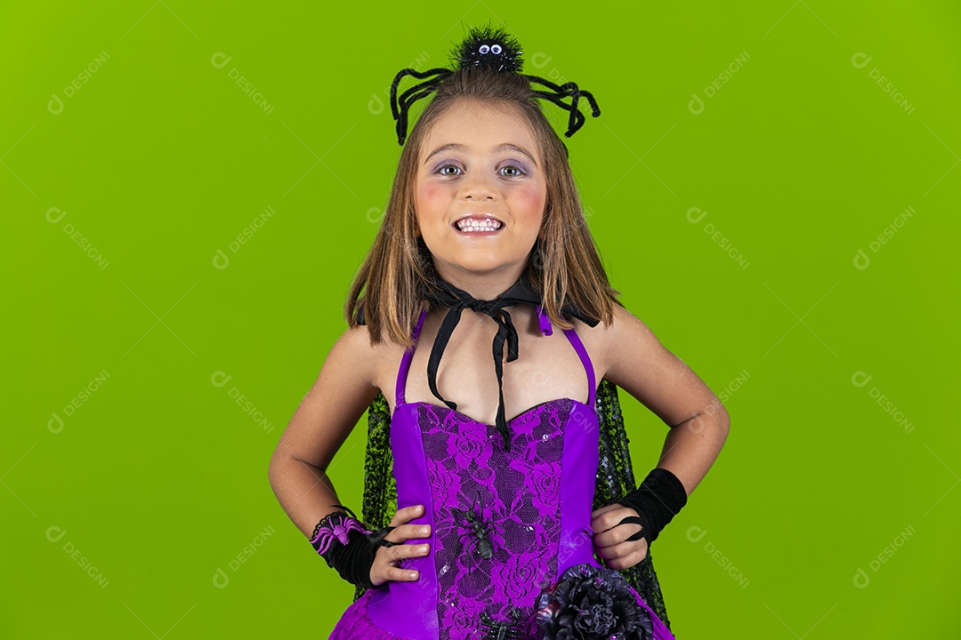 Menina fofa fantasiada de aranha para o halloween