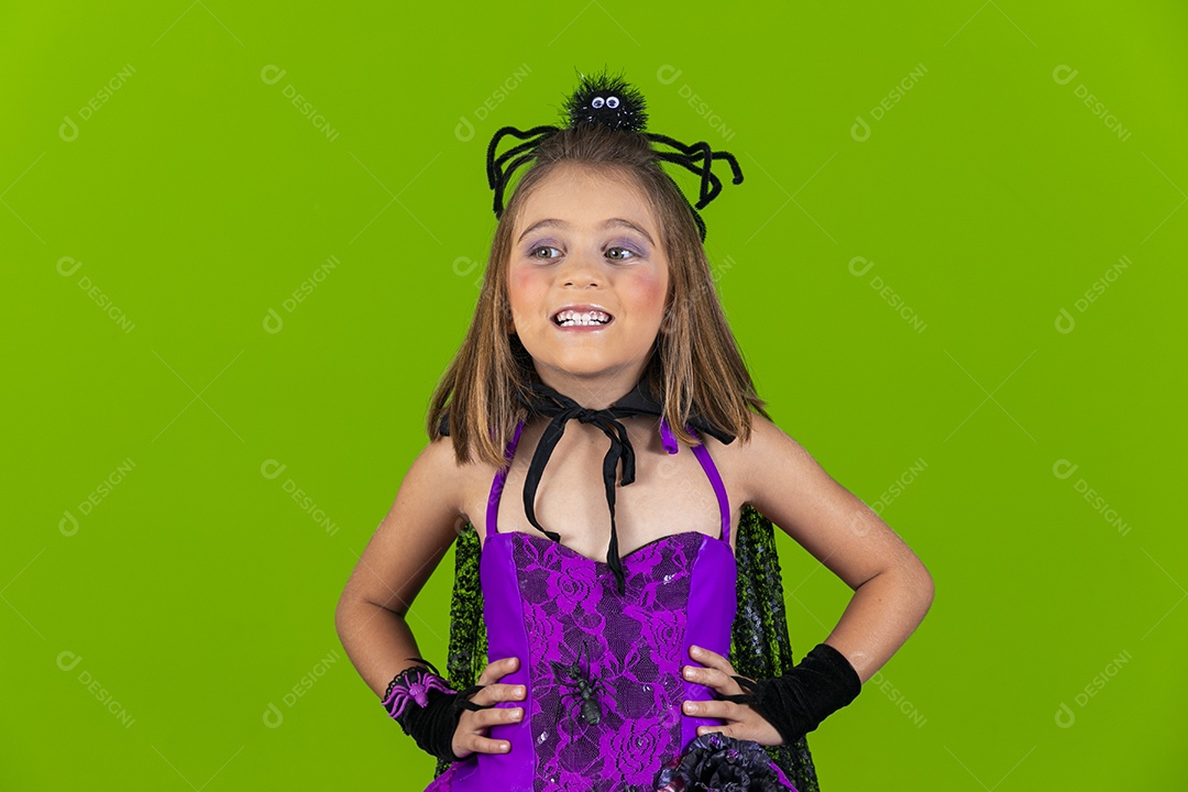 Menina fofa fantasiada de aranha para o halloween