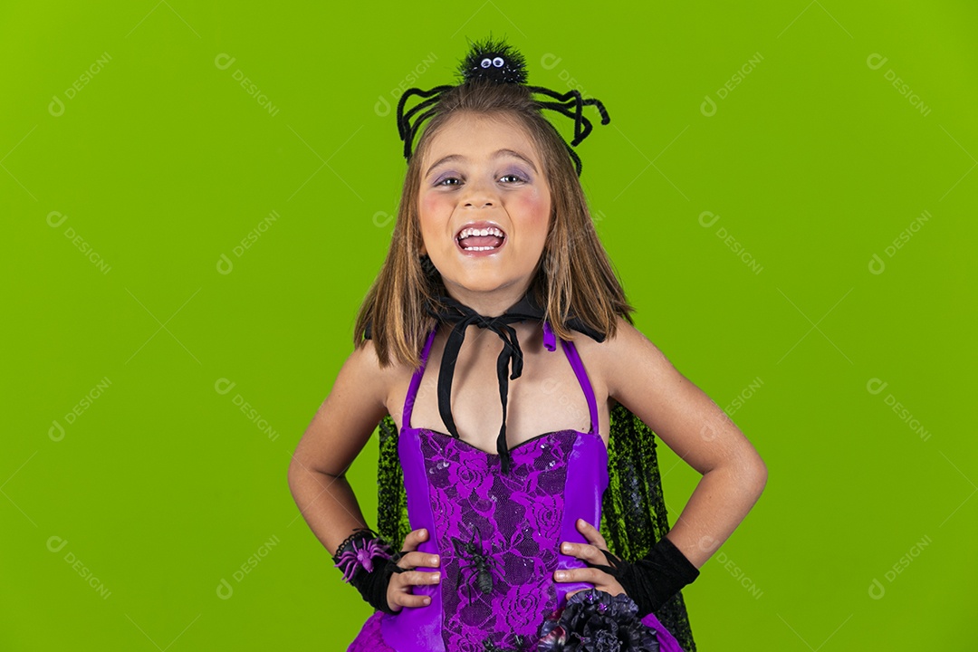 Menina fofa fantasiada de aranha para o halloween