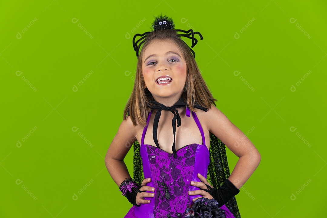 Menina fofa sorrindo com fantasia de aranha para o halloween