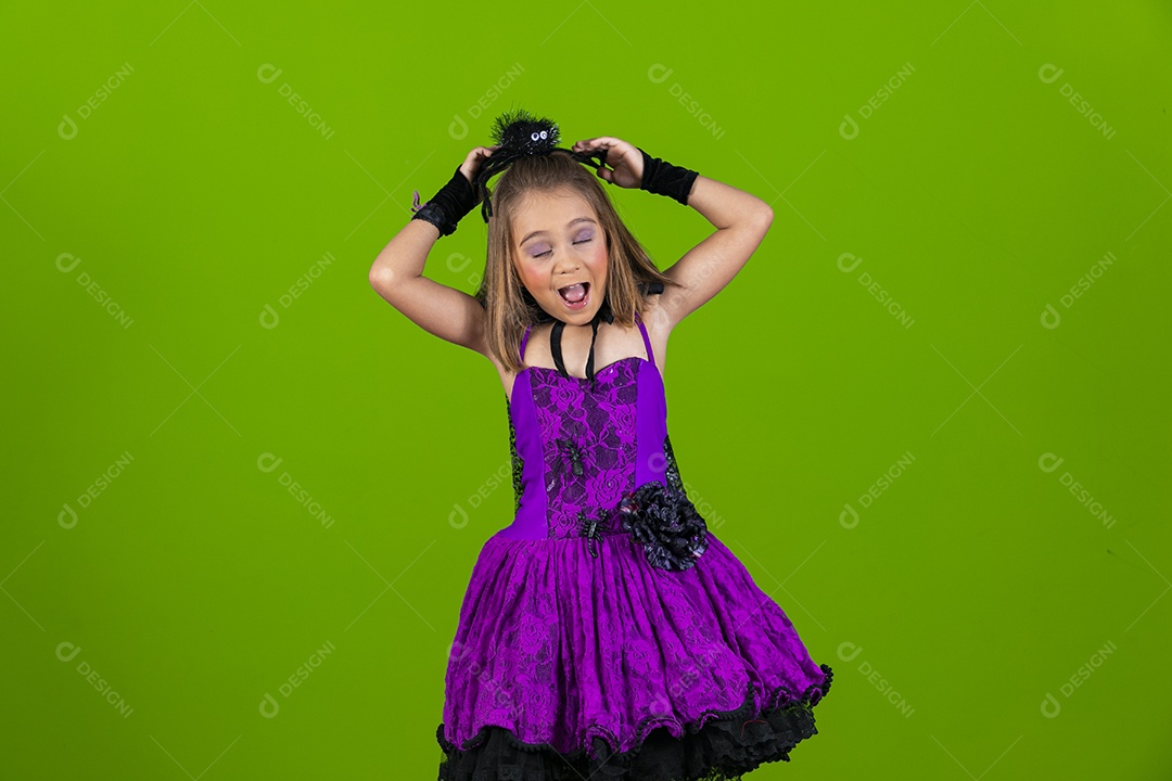 Menina engraçada fantasiada para halloween fazendo careta