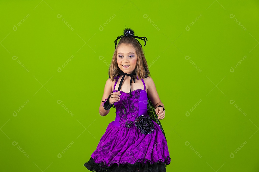Linda menina fantasiada para noite de halloween