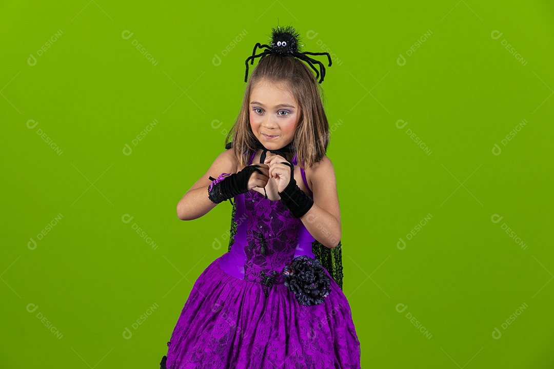 Menina fofa com aranha na mão para festa de halloween