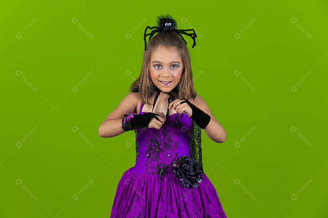 Linda menina fofa com aranha na cabeça fantasiada para o halloween