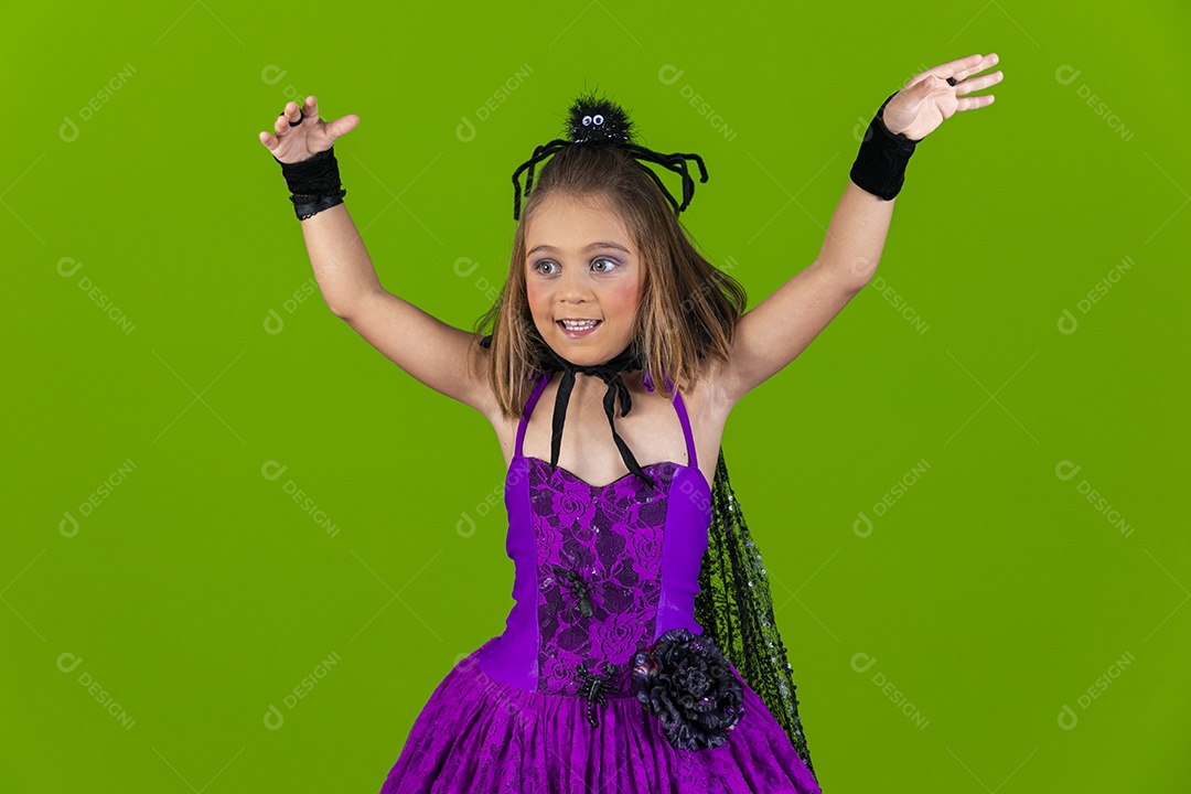 Menina fofa fantasiada com mãos pra cima