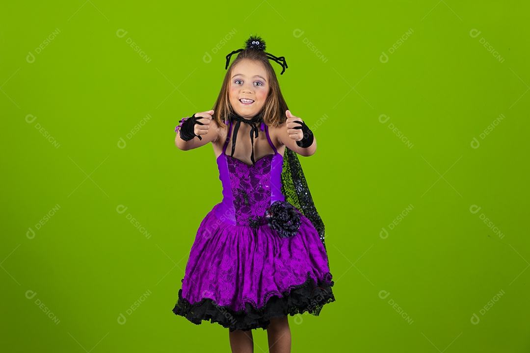 Linda garotinha fantasiada com aranha na cabeça para o halloween