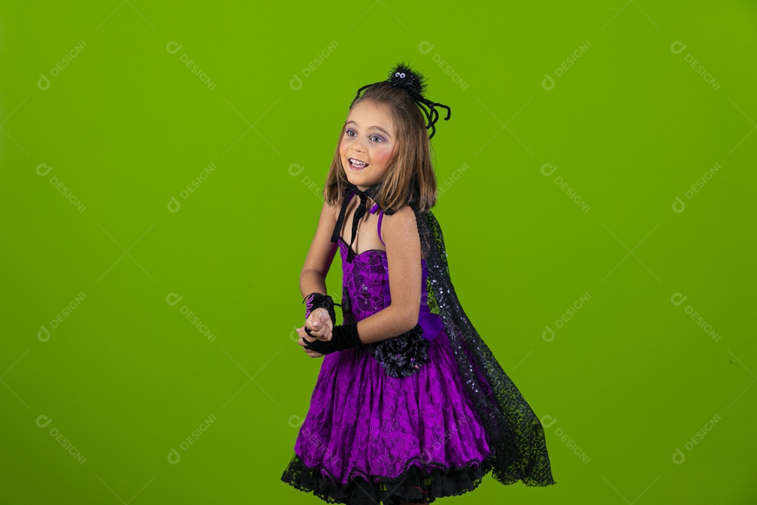 Linda menina fofa com roupa a caráter para halloween