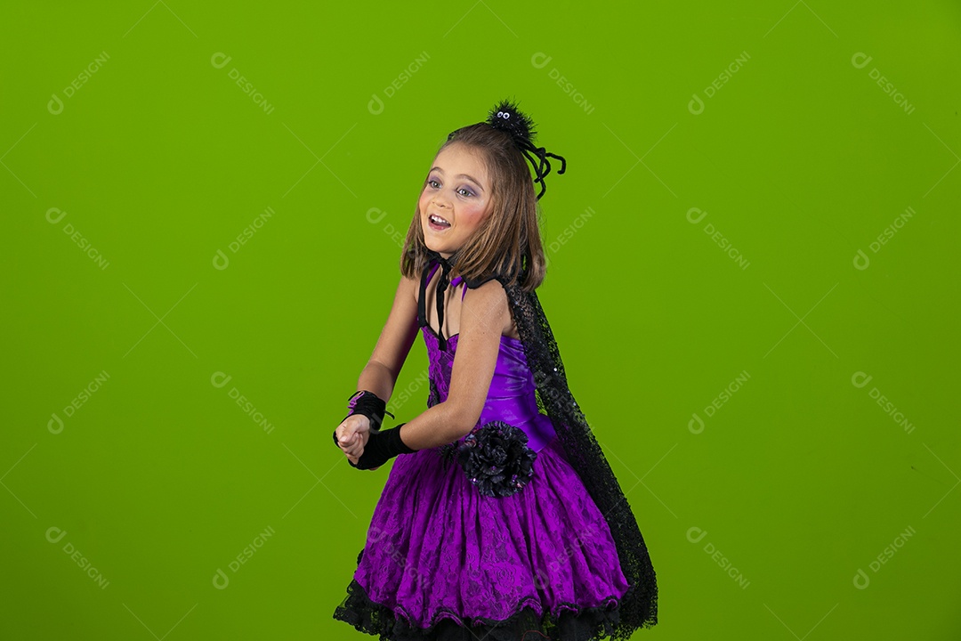 Fofa menina fantasiada com aranha na cabeça para o halloween
