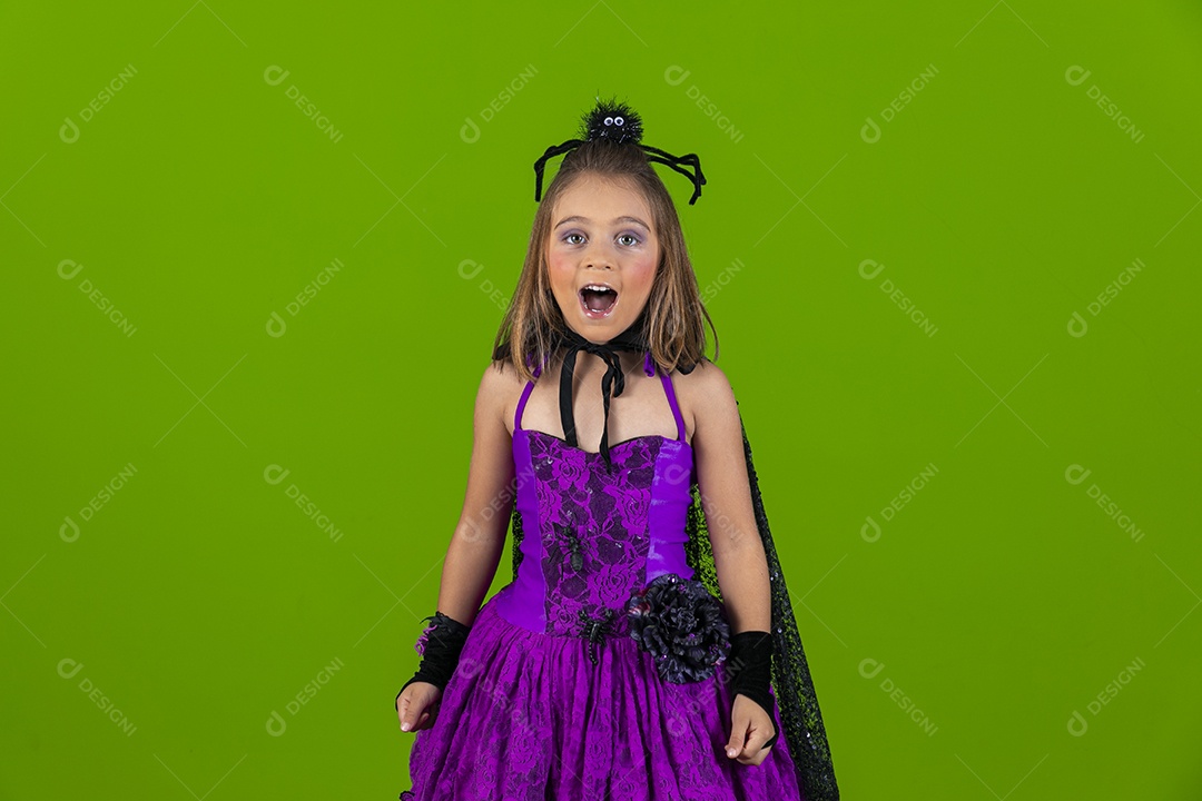 Menina fofa fantasiada com aranha na cabeça para o halloween