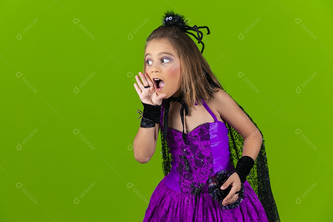 Menina fantasiada para halloween com gesto de chamar