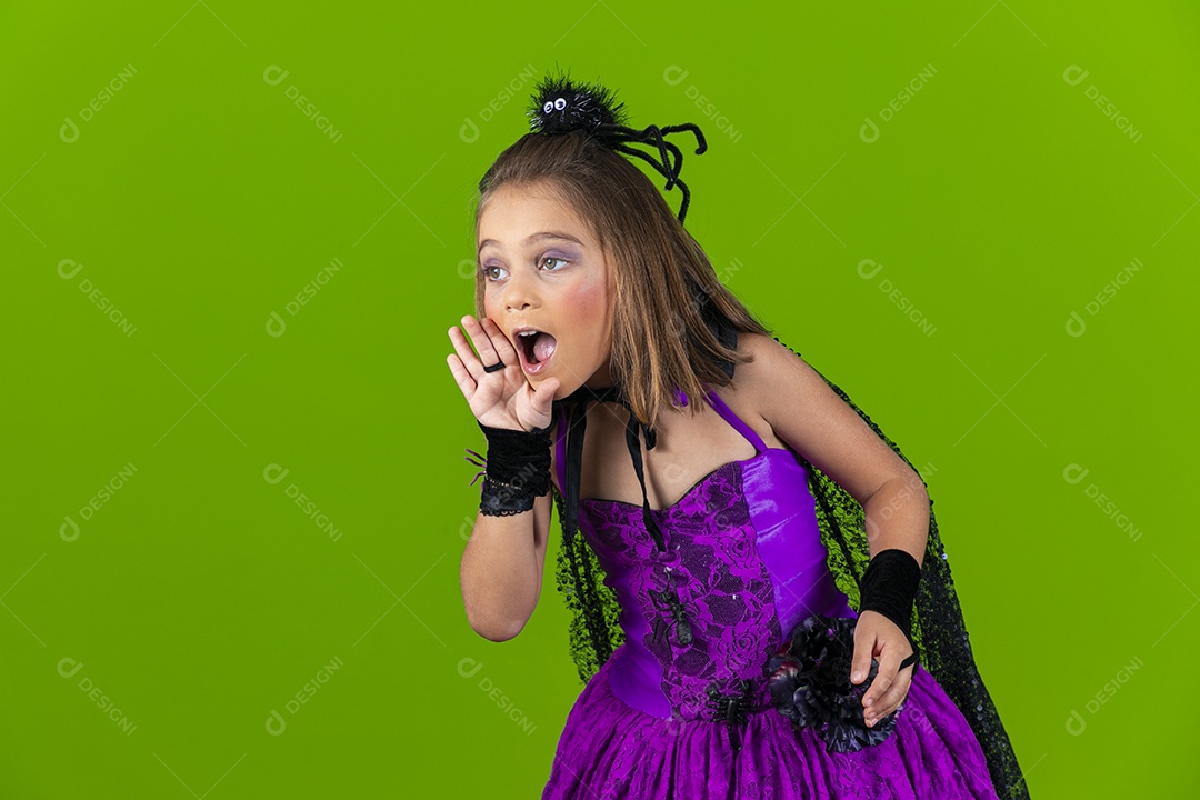 Linda menina fofa com roupa a caráter para halloween