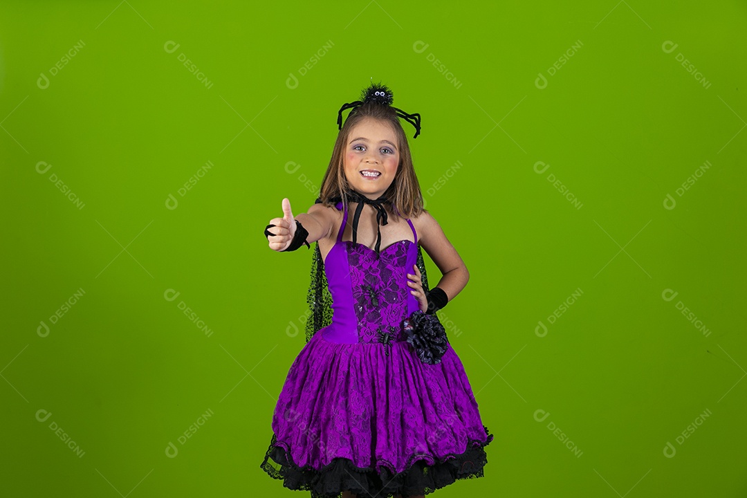 Uma fofa fantasiada para noite de halloween com gesto de legal