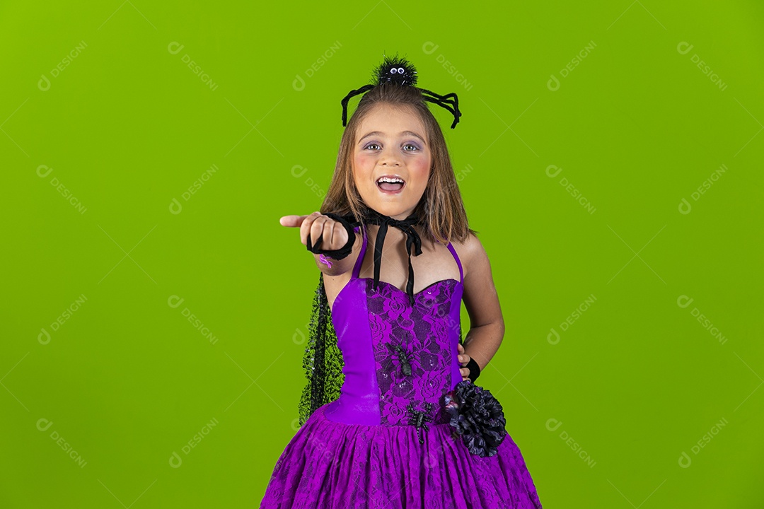 Menina fantasiada para halloween