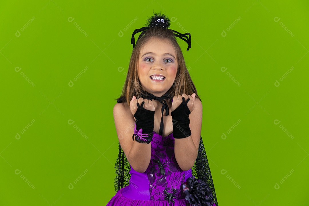 Uma menina fofa fantasiada de aranha para halloween