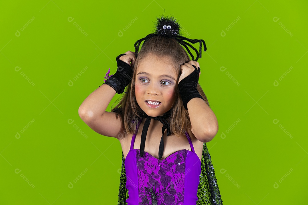 Uma garotinha fofa fantasiada com aranha na cabeça