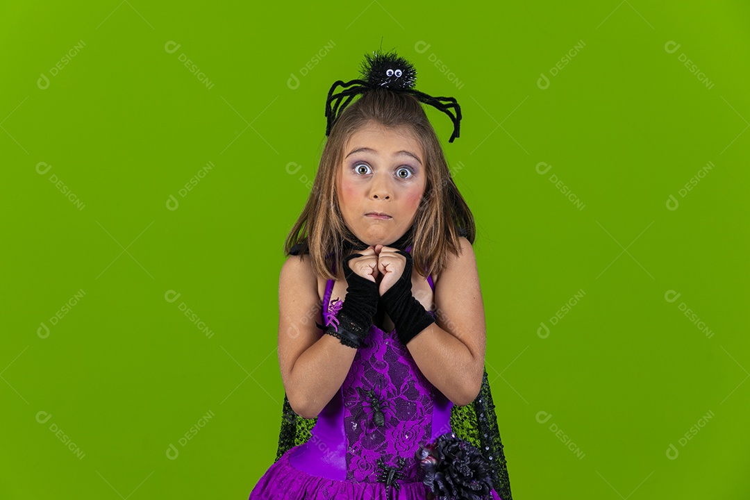 Linda menina fantasiada para halloween com gesto de assustada