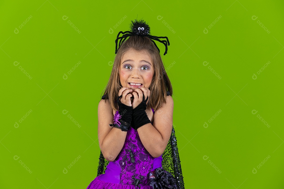 Linda garotinha fantasiada para o halloween com gesto de medo