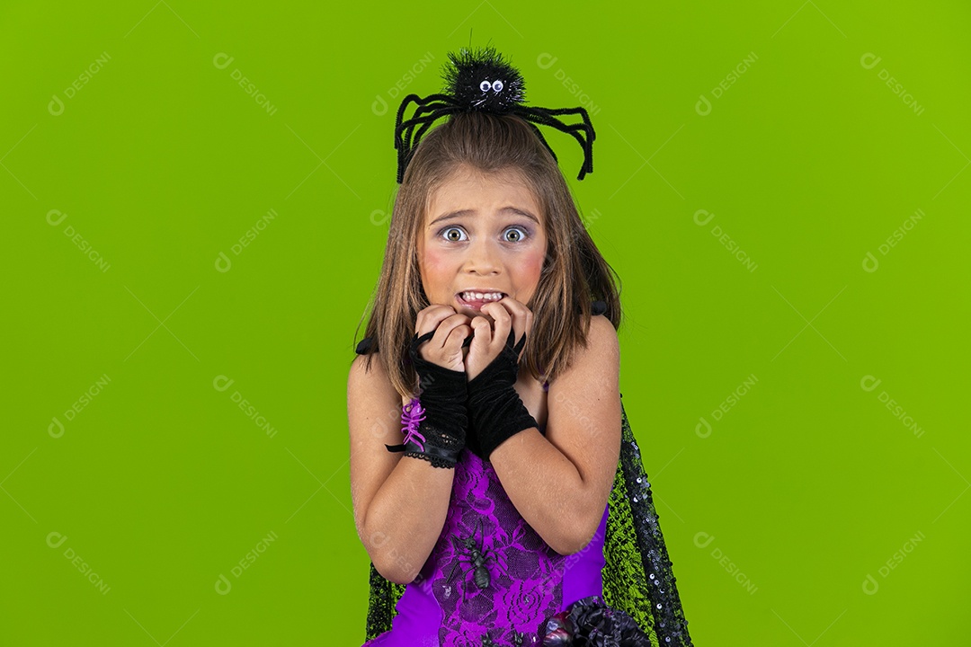 Menina fofa fantasiada com aranha na cabeça para o halloween