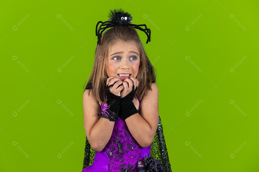 Linda garotinha fantasiada para o halloween com gesto de medo