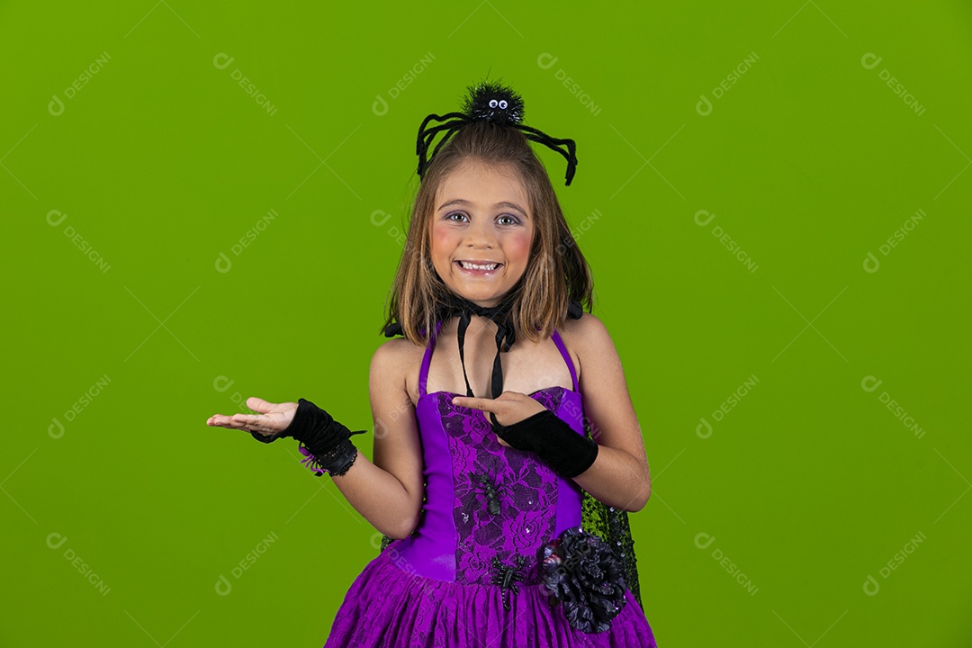 Menina fofa fantasiada com aranha para o halloween