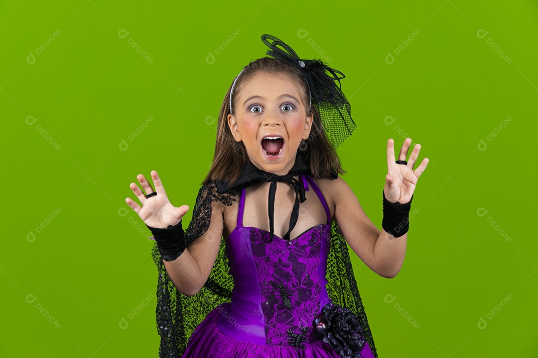 Linda menina com fantasia para halloween com gesto de pegar