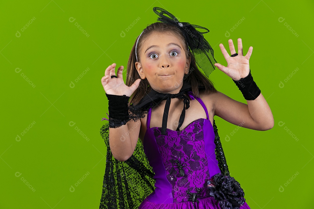 Uma linda garotinha com gesto de pegar fantasiada para o halloween