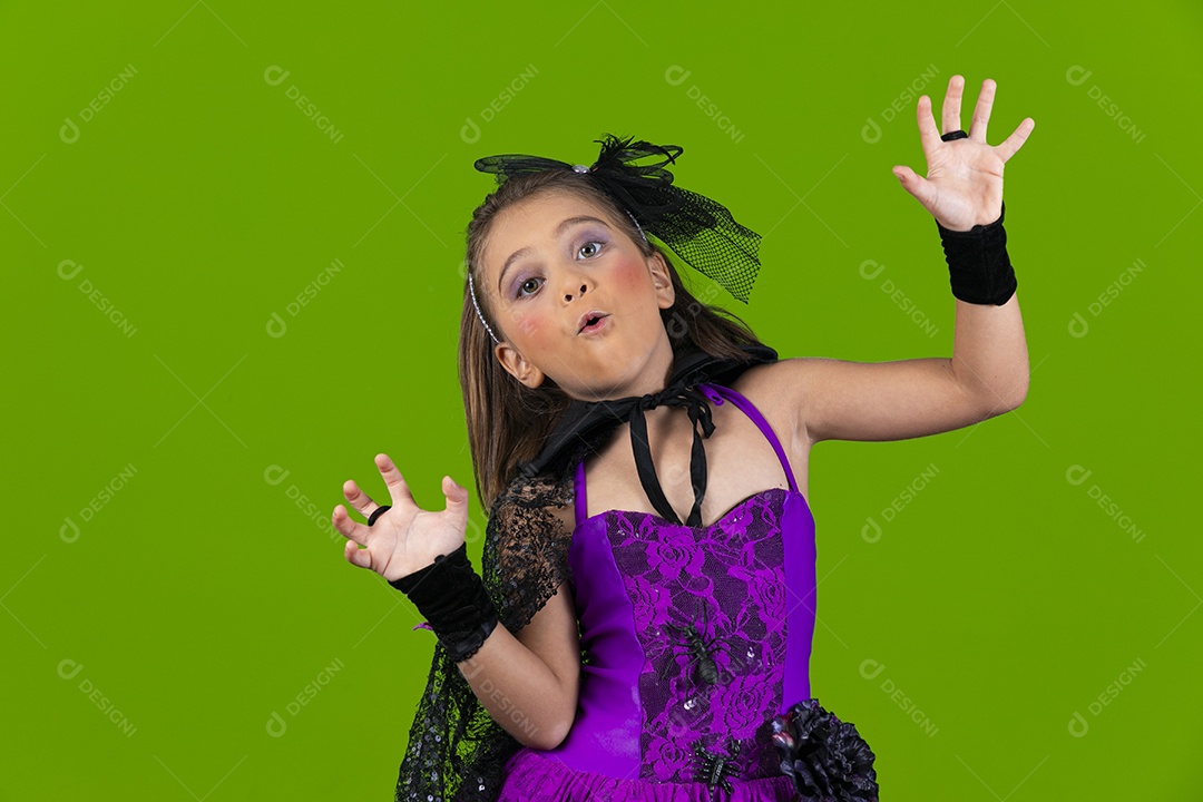 Uma doce menina fantasiada com gesto de assustar