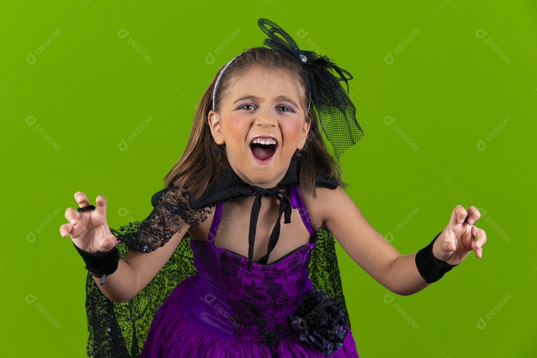 Menina fofa com fantasia de aranha para o halloween gesto de feroz