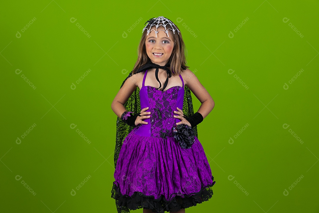 Uma linda garotinha com fantasia de halloween