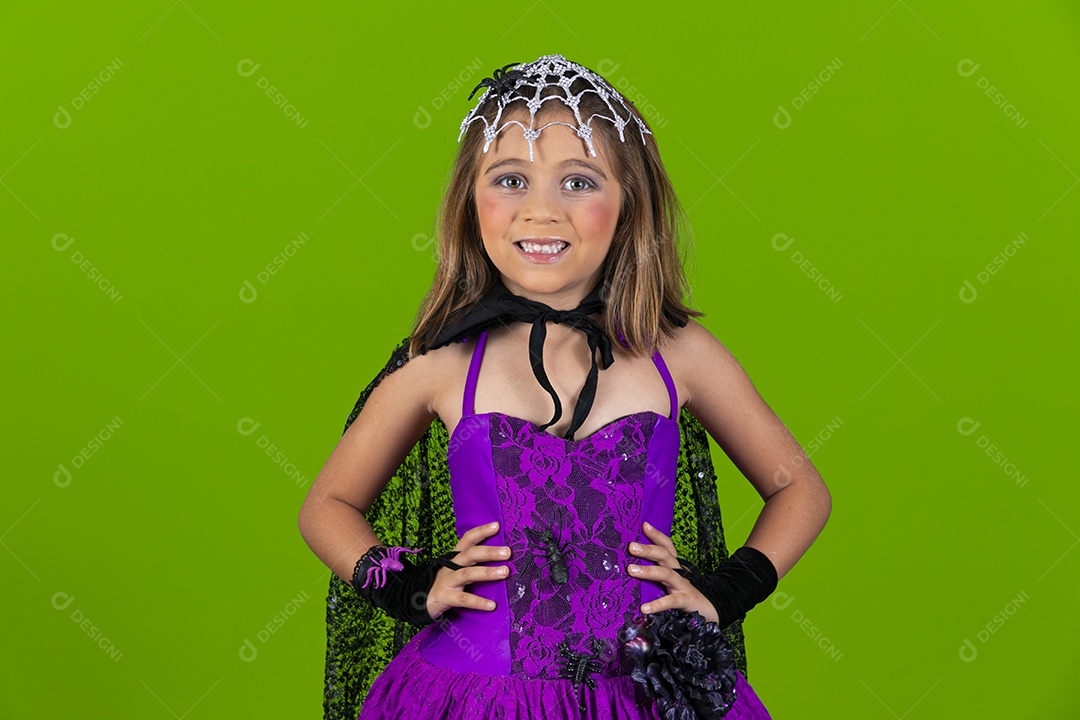 Uma menina fofa fantasiada de aranha para halloween