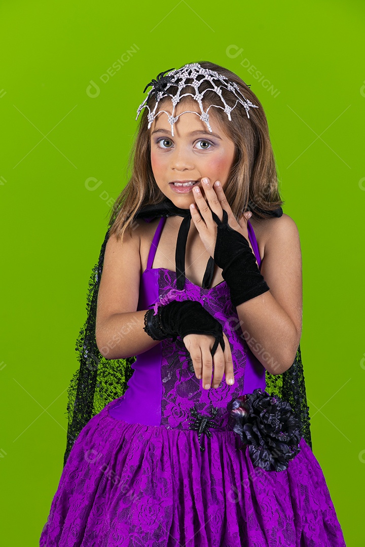 Menina fofa fantasiada para halloween fazendo pose de mão na boca