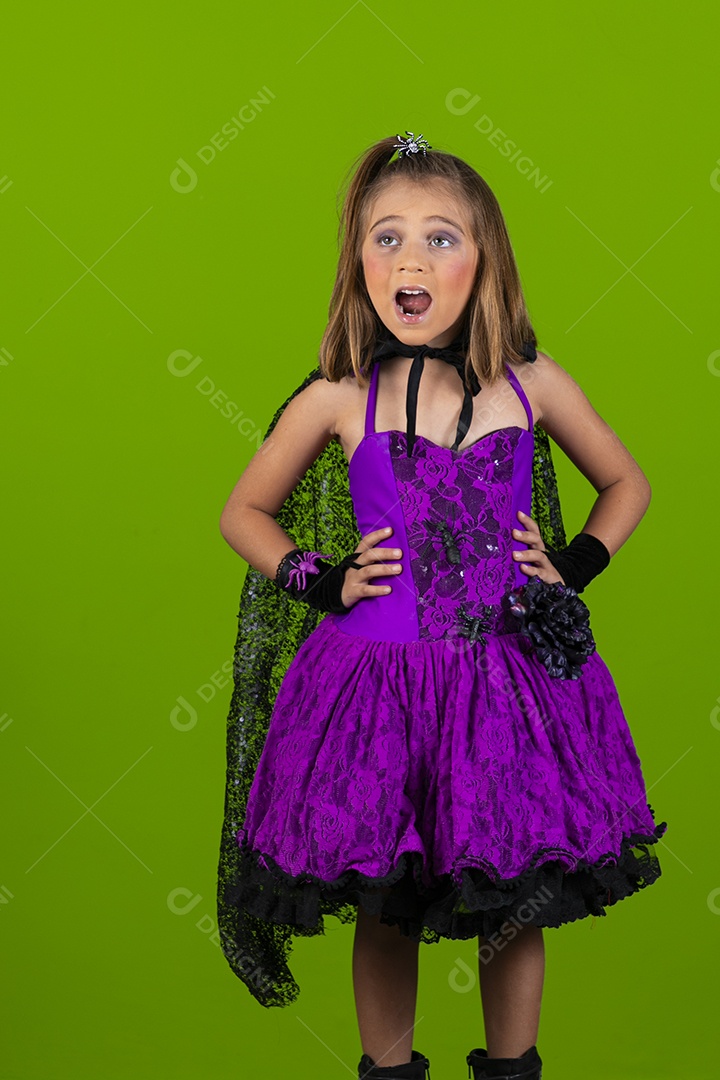 Uma menina fofa com mãos na cintura fantasia para o halloween