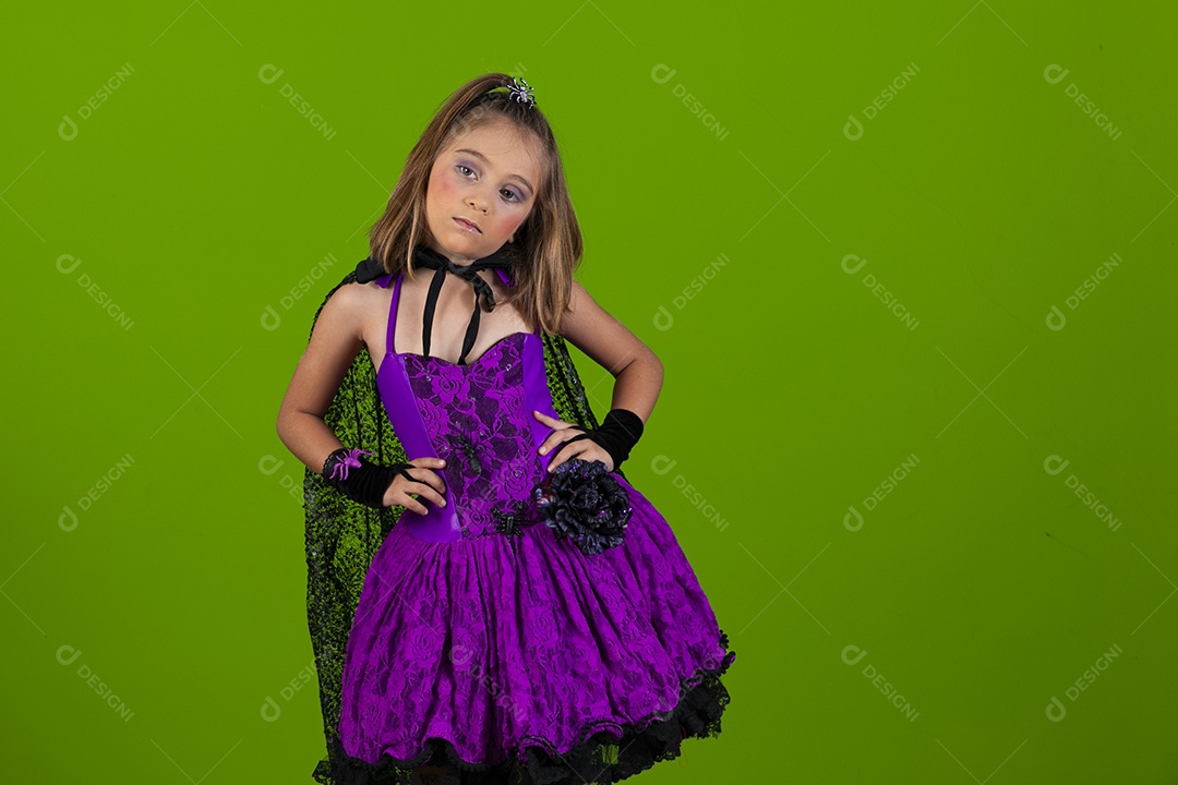 Uma fofa fantasiada para noite de halloween com mãos na cintura