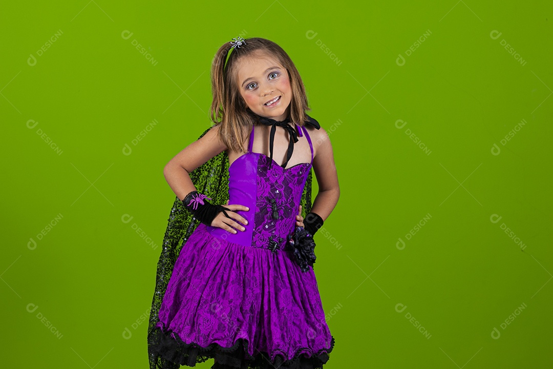 Uma menina fofa com mãos na cintura fantasia para o halloween
