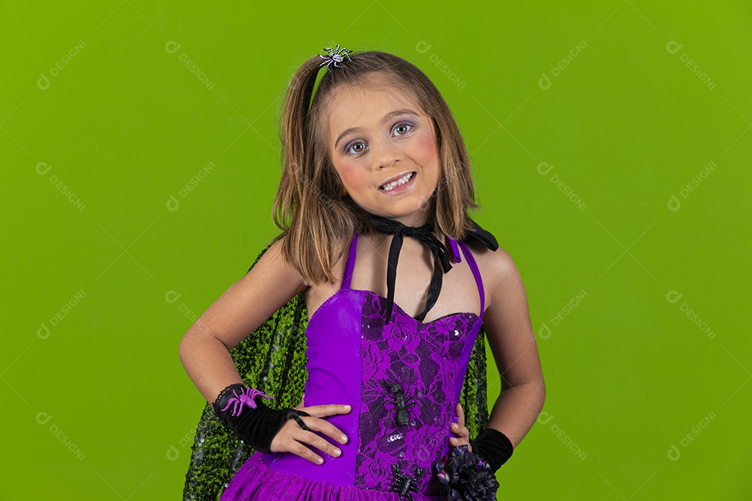 Uma menina fofa com mãos na cintura fantasia para o halloween