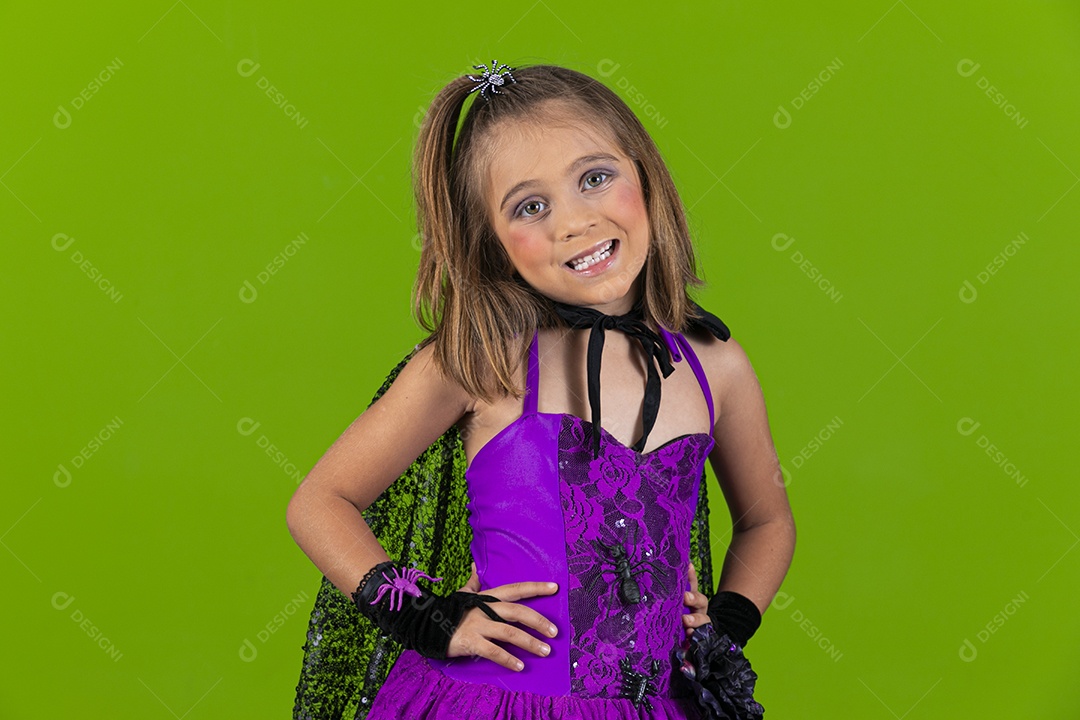 Uma menina fofa com mãos na cintura fantasia para o halloween