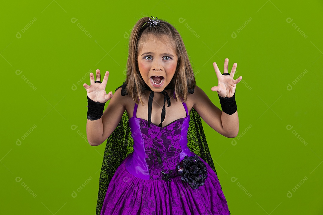 Uma menina linda fantasiada com gesto de feroz