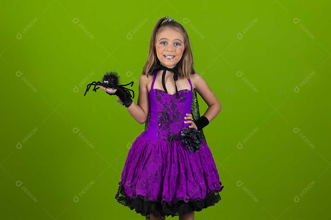 Uma menina fofa fantasiada com aranha para halloween