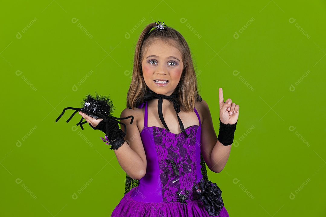 Uma linda garotinha com fantasia de halloween