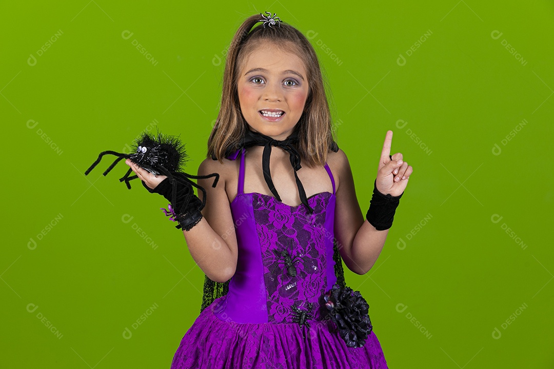 Uma linda menina fantasiada com aranha na mão para o halloween