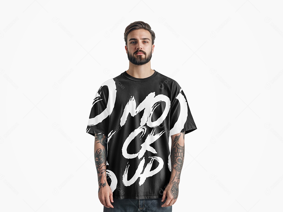 Homem com Camiseta Mockup PSD Editável