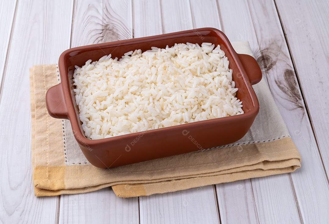 Travessa com arroz cozido delicioso