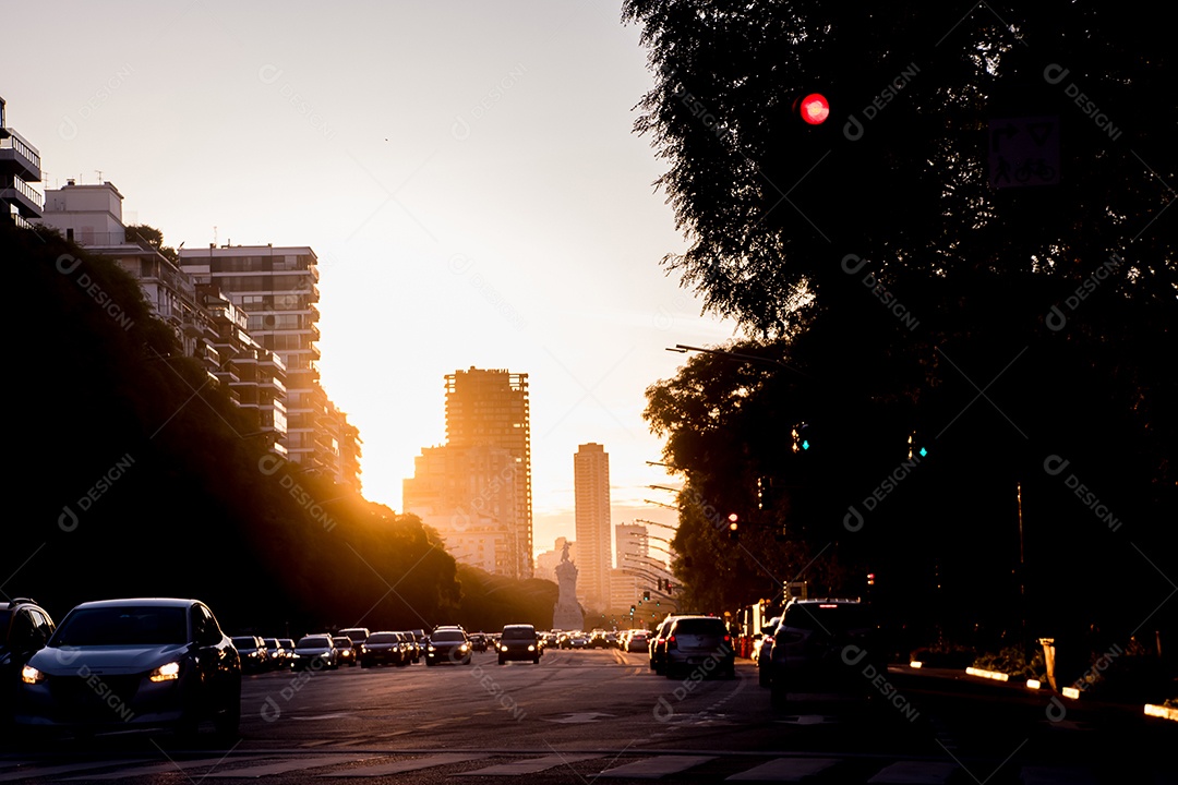 Avenida da cidade grande pôr do sol e edifícios e carros em silhueta