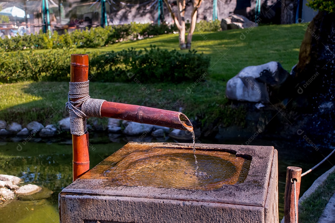 Fonte de água ornamental com bambu e pedra
