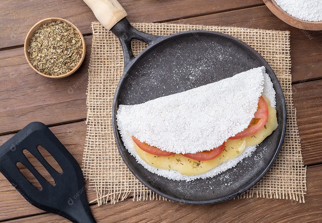 Tapioca recheada com queijo presunto e tomates